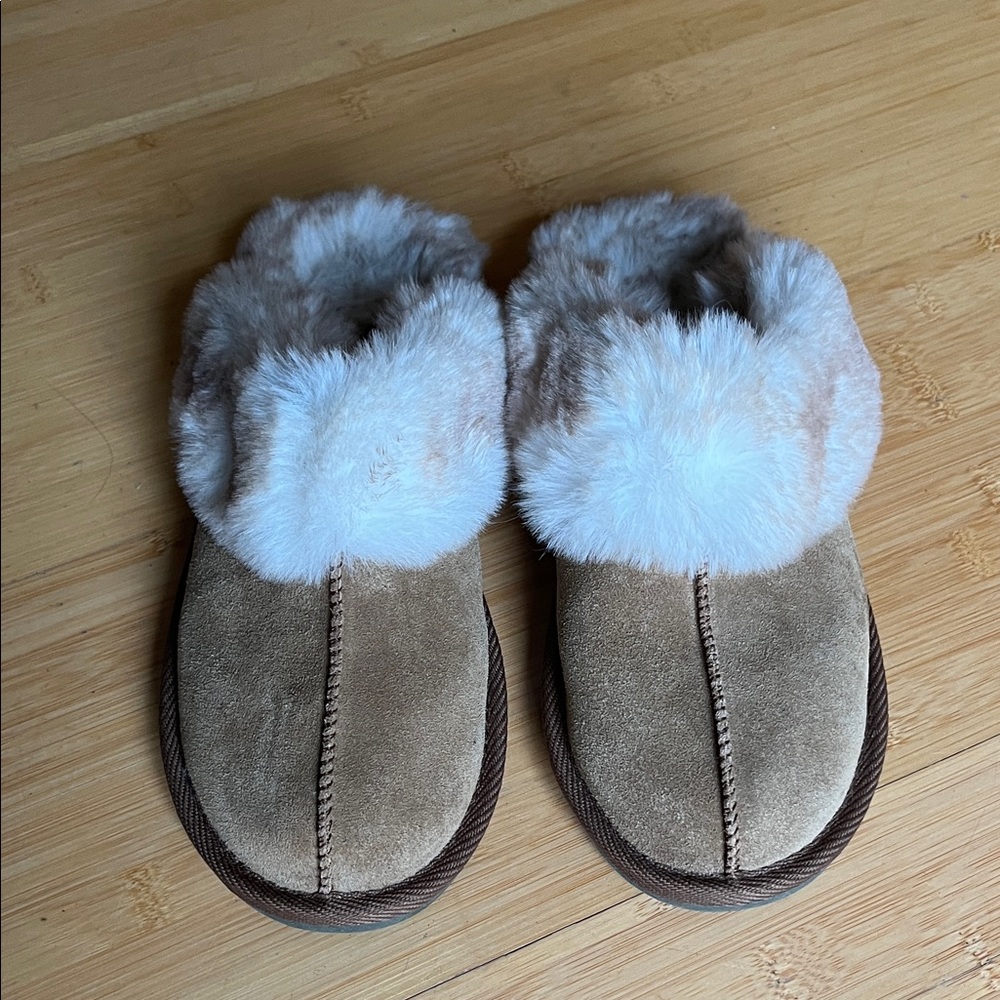 Cozy Tan and Cream Fur Slippers NEW